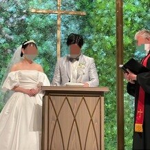 北山迎賓館の画像｜結婚証明書のサインをしている場面