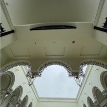 北山迎賓館の写真｜入り口の階段を登ると屋根がついています。雨でも濡れません。