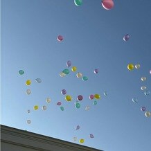 北山迎賓館の写真｜ガーデンのバルーン打ち上げをした時のバルーンが空に上がる様子