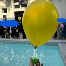 北山迎賓館の写真｜バルーン打ち上げで使用する風船。バルーンには重りがあり、プールに落とした後風船が打ち上がります