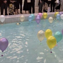 北山迎賓館の写真｜プールのあるガーデン
バルーンの打ち上げオプションの様子