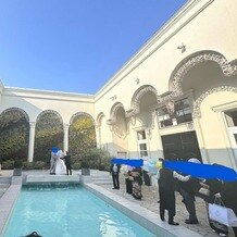 北山迎賓館の写真｜プールのあるガーデンの様子。新郎新婦が正面に移動して写真撮影できます