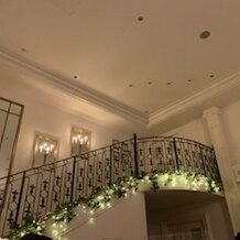 アーセンティア迎賓館　浜松の画像｜新郎新婦が出てくる階段の見せ方がとってもよかったです。