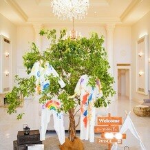 アーセンティア迎賓館　浜松の写真｜ウェルカムスペースに大きな木
前撮りの時のペイントフォトの衣装を飾りました。