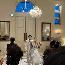 アーセンティア迎賓館　浜松の写真｜挙式後の写真撮影前。新郎新婦入場