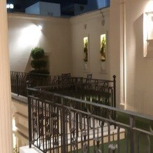 アクアテラス迎賓館 &nbsp;新横浜の画像｜チャペルから出た際見えるガーデンスペース