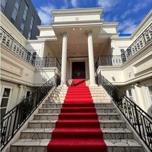 アクアテラス迎賓館 &nbsp;新横浜の画像｜チャペルを出るとレッドカーペットの階段があります。晴れていると青空が綺麗です！
