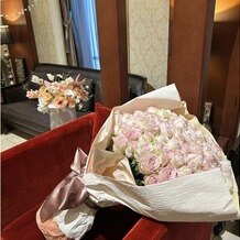 青山迎賓館の写真｜披露宴時ブーケ、新郎サプライズ花束