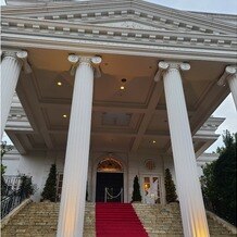 ガーデンヒルズ迎賓館　大宮の画像｜圧巻の大階段です。当日は雨の後でしたが、結婚式に向けてスタッフの方が階段を拭き掃除されていました。