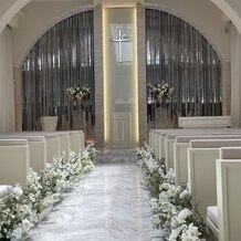 アーククラブ迎賓館　福山の写真｜白く明るいチャペルで、十字架の周辺はミラーで装飾されており、綺麗めな印象でした。