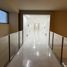 ＨＯＴＥＬ ＳＥＴＲＥ（ホテル セトレ）の画像｜挙式会場につながる白一面の廊下です。
