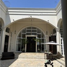 ベイサイド迎賓館　長崎の画像｜ヴィクトリアハウスの中庭。受付、チャペル、ガーデンの動線が短くゲストたちと楽しく会話ができそう。