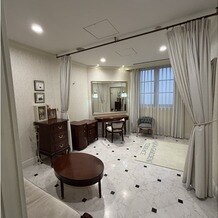 ニーズ大阪本町 by T&amp;G WEDDING　（旧 アクアガーデンテラス 大阪）の画像｜新郎新婦の控室です。新郎にドレスを見せないためにカーテンで仕切ることもできます。