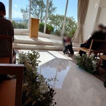 ベイサイド迎賓館　松山の画像｜中から見た挙式会場。席の装飾はもともとプランに含まれている装花