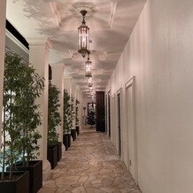 アクアテラス迎賓館　大津の写真｜廊下。青いカーペットが敷いてありましたが、好きなカラーではないとお伝えすると、外していただけました。