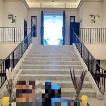 茅ヶ崎迎賓館の画像｜受付前の階段下から。
新郎新婦の写真あり