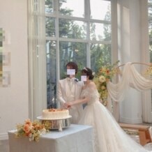 ヒルサイドクラブ迎賓館　札幌の写真｜フォトスポット(オプション)をバックにケーキ入刀