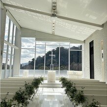 ヒルサイドクラブ迎賓館　徳島の写真｜差し込む太陽の光でチャペルが輝いて見えました。
