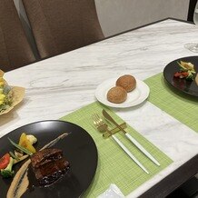 アーセンティア迎賓館　静岡の写真｜試食会のワンプレートです。いただいた花束を添えて