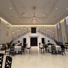 ニーズ静岡 by T&amp;G WEDDING （旧 アーセンティア迎賓館 静岡）の画像｜披露宴会場のプリンセス階段(大階段)