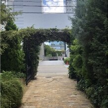 PARK SIDE HOUSE OSAKA（パークサイドハウス大阪）の画像｜中から見たエントランスの景色。