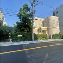 PARK SIDE HOUSE OSAKA（パークサイドハウス大阪）の写真｜左の門チャペル、右の建物披露宴会場　アイリス