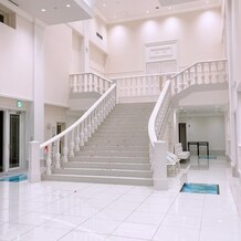 アニバーサリークラブ　フラワーガーデンの画像｜大きなチャペルの大階段