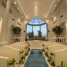 アニバーサリークラブ　フラワーガーデンの写真｜水の流れるチャペル