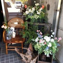 岩崎台倶楽部グラスグラスの画像｜会場入口のお花とボードの飾り