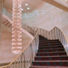 ホテル　メルパルク東京の写真｜螺旋階段とシャンデリア！シャンデリアの明かりは女性の肌に優しいの！周りも本物の大理石なんだって！