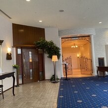 ホテル　メルパルク大阪の写真｜左側がナチュラル系の会場、右側がシンプルな会場です。右側の会場のみゲートがあります。