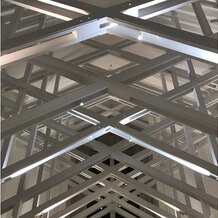 Ｍｉｅｌ　Ｃｌｏｃｈｅ（ミエルクローチェ）の画像｜教会の天井。木造で白を基調としている。