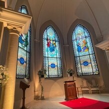 ピエトラ・セレーナの画像｜挙式を行う教会です。ステンドグラスがとても素敵です。