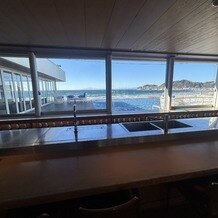 ＡＭＡＮＤＡＮ　ＢＬＵＥ　鎌倉（アマンダンブルー鎌倉）の画像｜受付後の待合場所
ここで景色を見ながら飲み物が飲めます
