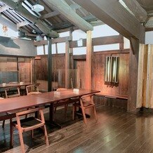 博多百年蔵（国登録有形文化財）の画像｜当日もパーテーションを各テーブルごとに置くそうで、コロナ対策もバッチリでした。
