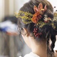 博多百年蔵（国登録有形文化財）の写真｜和装には洋髪と洋花を。