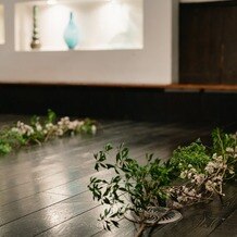 博多百年蔵（国登録有形文化財）の写真｜枝でバージンロードを作ってもらいました。
