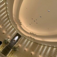 ホテル インターコンチネンタル 東京ベイの画像｜白基調でガーデン風のチャペル全貌。