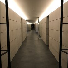 ホテル インターコンチネンタル 東京ベイの画像｜新郎新婦の控室からチャペルまでの通路