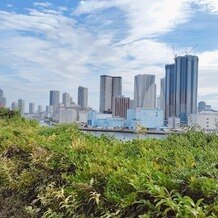 ホテル インターコンチネンタル 東京ベイの写真｜挙式会場の隣のフラワーシャワーができるスペースからの景色