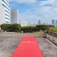 ホテル インターコンチネンタル 東京ベイの写真｜挙式会場の隣のフラワーシャワーができるスペース