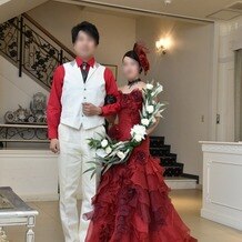 Ｆｅｌｉｃｉａ Cｏｕｒｔ（フェリシアコート）の写真｜赤のカラードレス
新郎の赤シャツ・新婦の小物は持ち込み