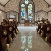 Ｆｅｌｉｃｉａ Cｏｕｒｔ（フェリシアコート）の写真｜スタンドガラスが床に反射してとても綺麗です。