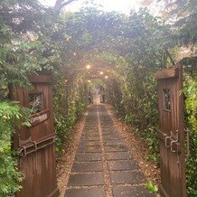 ラ・クラリエールの画像｜桜ガーデンへ向かうトンネルの入り口
