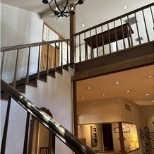 ラ・クラリエールの写真｜受付から2階への階段