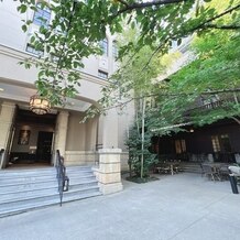 フォーチュン ガーデン 京都（FORTUNE GARDEN KYOTO）の画像｜披露宴会場（白い建物）と挙式会場を外から撮ったものです。春は桜、秋は紅葉が綺麗に咲くそうです！