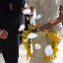 フォーチュン ガーデン 京都（FORTUNE GARDEN KYOTO）の画像｜挙式にて、フラワーシャワー、生花バレリーナブーケ