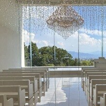 ＡＭＡＮＤＡＮ　ＳＫＹ（アマンダンスカイ）の写真｜綺麗なシャンデリアと、窓の外には長野市が一望できる景色が広がっています。