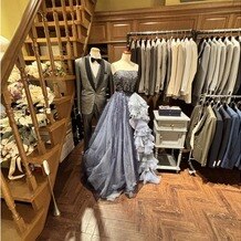 ラ・バンク・ド・ロア（横浜市指定有形文化財）の写真｜ドレスサロン内カラードレスとタキシード