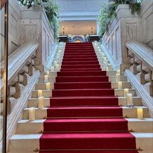 ラ・バンク・ド・ロア（横浜市指定有形文化財）の画像｜階段のバージンロード